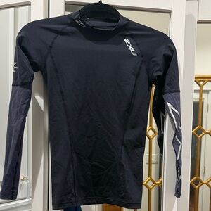 2XU woman’s sports shirt